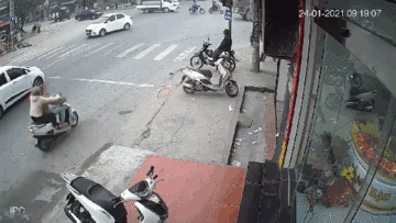 Hai người phụ nữ đi xe máy vượt đèn đỏ, tông thẳng xe ben