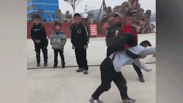 Bé trai 10 tuổi hào hứng biểu diễn võ cóc mừng kỳ nghỉ đông