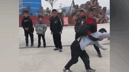 Bé trai 10 tuổi hào hứng biểu diễn võ cóc mừng kỳ nghỉ đông
