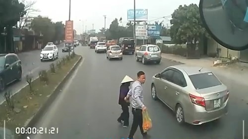 Hành động ấm lòng của tài xế xe tải khi thấy bà cụ dừng bên đường