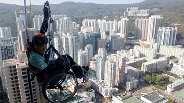 Liệt nửa người vẫn quyết làm 'người nhện' leo tòa tháp chọc trời