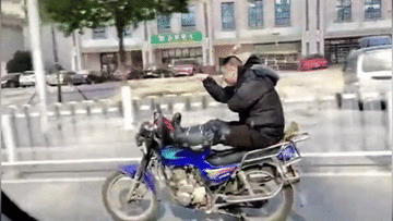 Người đàn ông vừa lái xe vừa 'múa võ' trên đường phố