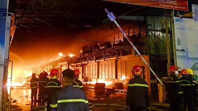 Xưởng vải ở Hóc Môn bốc cháy dữ dội, dập 3 tiếng vẫn chưa thể khống chế