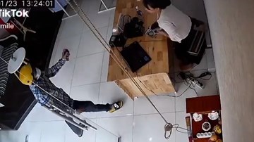 Tên cướp xịt hơi cay vào nữ nhân viên rồi giật laptop bỏ chạy