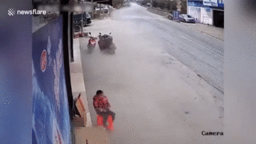 Tài xế mất ý thức gây tai nạn, suýt 'cướp mạng' 2 bé trai