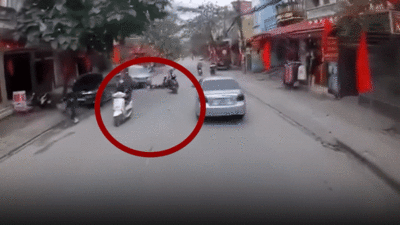 Hai xe máy va chạm, nữ sinh lao thẳng vào đầu ôtô chạy ngược chiều