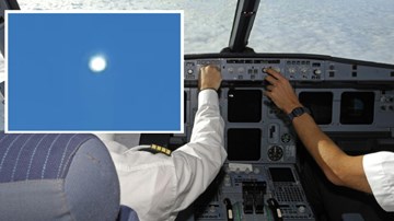 Phi công ghi lại cảnh chạm trán UFO giữa ban ngày