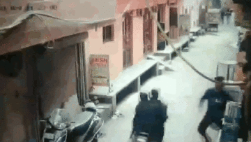 Nam thanh niên dũng cảm bắt kẻ giật điện thoại, cả xóm lao ra hỗ trợ