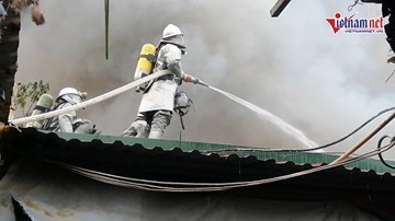 Cháy lớn sát chợ Xanh Linh Đàm, nhiều tiểu thương hoảng loạn, tháo chạy