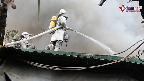 Cháy lớn sát chợ Xanh Linh Đàm, nhiều tiểu thương hoảng loạn, tháo chạy