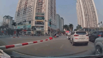 Chê xe khác chèn ép mình gây va chạm, tài xế nhận 'gạch đá' cư dân mạng