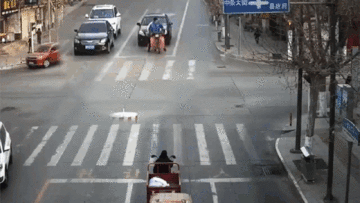 'Ô tô ma' khiến đường phố náo loạn