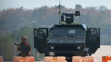 Xe quân sự chạy trên đường phổ ở Myanmar sau chính biến