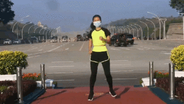 Xem nữ giảng viên Myanmar hướng dẫn tập thể dục giữa chính biến