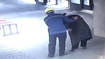 Giúp đỡ và dọn bãi nôn cho bà bầu, anh công nhân gây sốt bởi sự tử tế