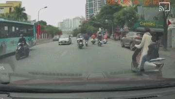 Khoảnh khắc mẹ hớt hải vứt xe chạy lại đỡ con sau va chạm với ô tô