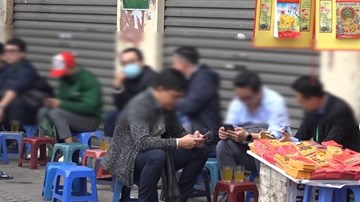 Quán bia, trà đá Hà Nội đông đúc giữa lúc dịch Covid-19 đang 'nóng'
