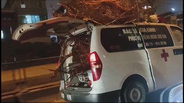 Xe cấp cứu hú còi, phát loa xin nhường đường vì chở…cành đào