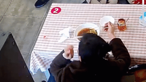 Nữ thực khách nhổ tóc thả vào bát mì để đòi nhà hàng hoàn tiền