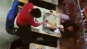 Khoảnh khắc nồi cá nướng bất ngờ phát nổ khi hai thực khách đang ăn