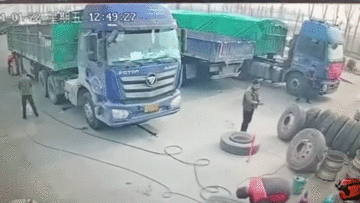 Lốp xe nổ tung khi đang bơm, bay thẳng về phía nam công nhân