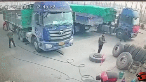 Lốp xe nổ tung khi đang bơm, bay thẳng về phía nam công nhân