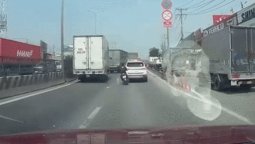 Đâm vào đuôi ô tô, người đàn ông bỗng 'bốc hơi' trên đường