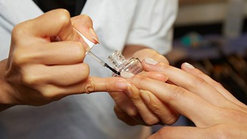 Những lưu ý đơn giản tránh tiền mất tật mang khi làm móng ngày Tết