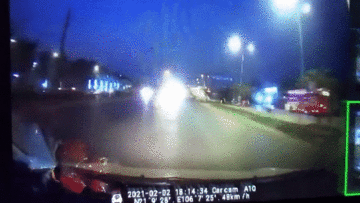 Lao đầu vào ô tô, người đàn ông vứt xe máy nhảy ra ngoài