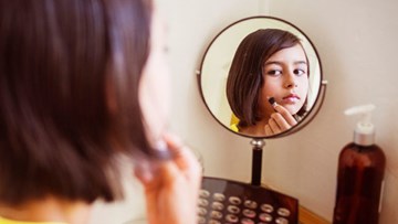 Con trẻ muốn trang điểm sớm, phụ huynh phải làm sao?