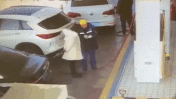 Tài xế bất cẩn khiến cột bơm xăng bị kéo đổ đè trúng 2 người