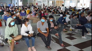 Người dân phản ứng đổi và hoàn vé tàu Tết: Chờ lâu, phí cao tới 30%