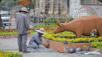 Mô hình tàu metro, linh vật sẵn sàng, chờ khai mạc đường hoa Nguyễn Huệ