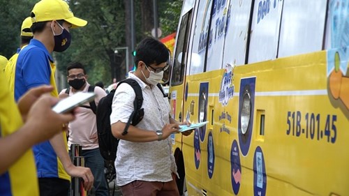 Người dân TP.HCM thích thú với xe buýt phát 100.000 khẩu trang miễn phí