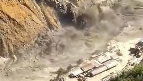 Khoảnh khắc vỡ sông băng khổng lồ ở Ấn Độ