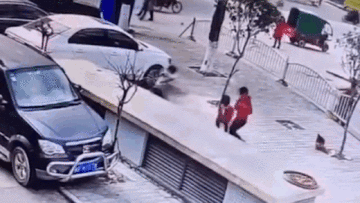 Khoảnh khắc cậu bé thả pháo xuống cống bị thổi tung lên không trung