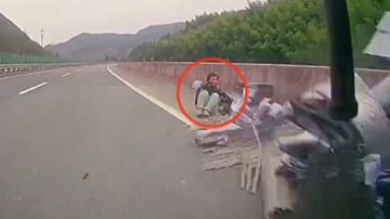 Bị xe đầu kéo tông trúng khi đang thay lốp, tài xế thoát chết thần kỳ