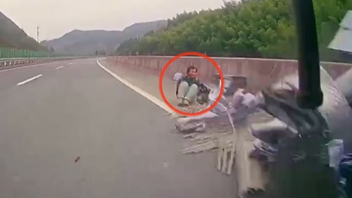 Bị xe đầu kéo tông trúng khi đang thay lốp, tài xế thoát chết thần kỳ