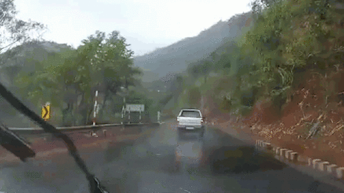 Đường đèo trơn trượt, xe bán tải mất lái lao thẳng dải phân cách