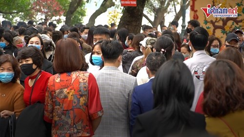 Dòng người 'ùn ùn' đổ về Phủ Tây Hồ lễ đầu năm
