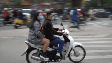 Người dân đi du Xuân ‘quên’ đội mũ bảo hiểm