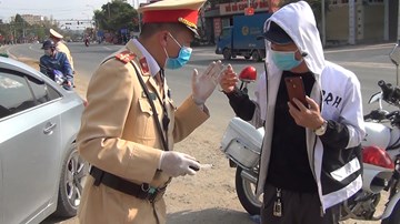 Tài xế ô tô không cho đo nồng độ cồn, livestream hơn 1 tiếng trên Facebook