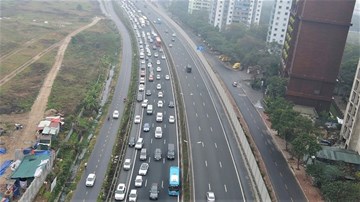 Kết thúc kì nghỉ Tết, người dân ùn ùn về Hà Nội