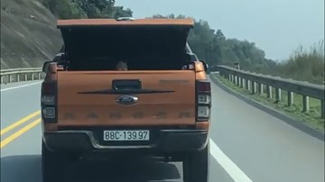 Xe bán tải chở trẻ nhỏ trong cốp chạy băng băng trên đường Quốc lộ