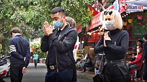 Tranh thủ đi lễ ngày đầu năm, dân công sở thành tâm vái vọng