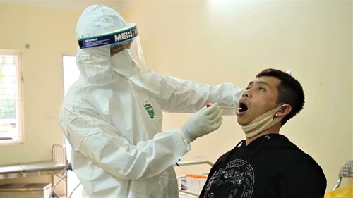 Người trở về Hà Nội từ vùng dịch xếp hàng xét nghiệm Covid-19
