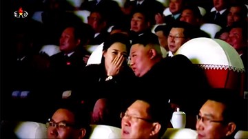 Vợ chồng ông Kim Jong Un thân mật đi xem ca nhạc