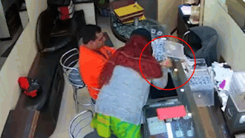 Màn trộm nhẫn quý tinh vi của cặp đôi tại cửa hàng trang sức