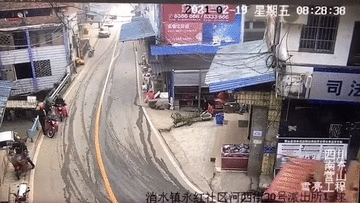 Vào cua ẩu, xe tải chở gạch lật nghiêng vùi lấp 3 người đang đứng ở đường