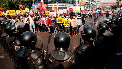 Người Myanmar xuống đường trong cuộc biểu tình lớn chưa từng có